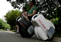 Scooters inteligentes Airwheel Q3 de gemelas-ruedas son los mejores ejemplos de la conducción inteligente de scooters Airwheel.